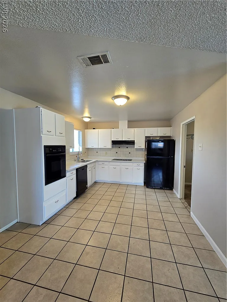 3 bed, 2.0 bath, 1354 sqft, $2,300 — Photo 4