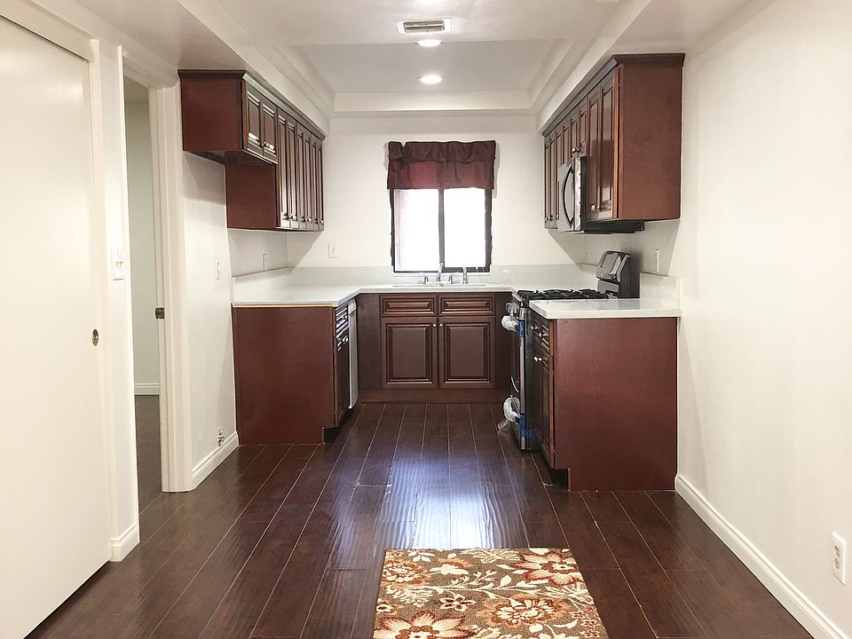1st image of 49 Northwoods Ln