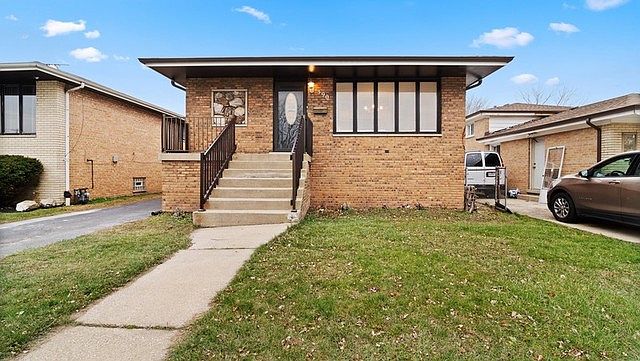1st image of 390 Hoxie Ave