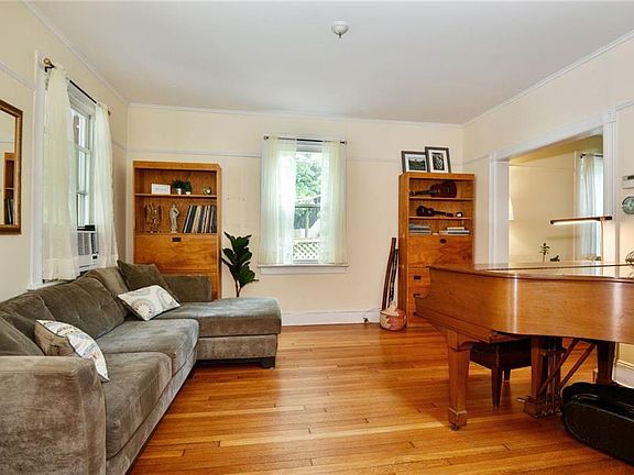 5th image of 16 Maple Ln