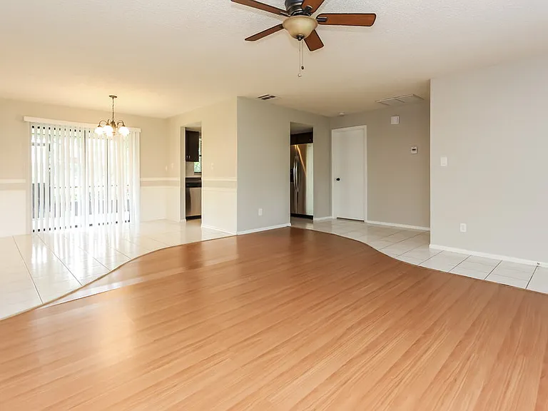 1138 SE 13th St — Photo 3
