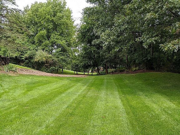 3rd image of 10570 Hickory Knoll Ct