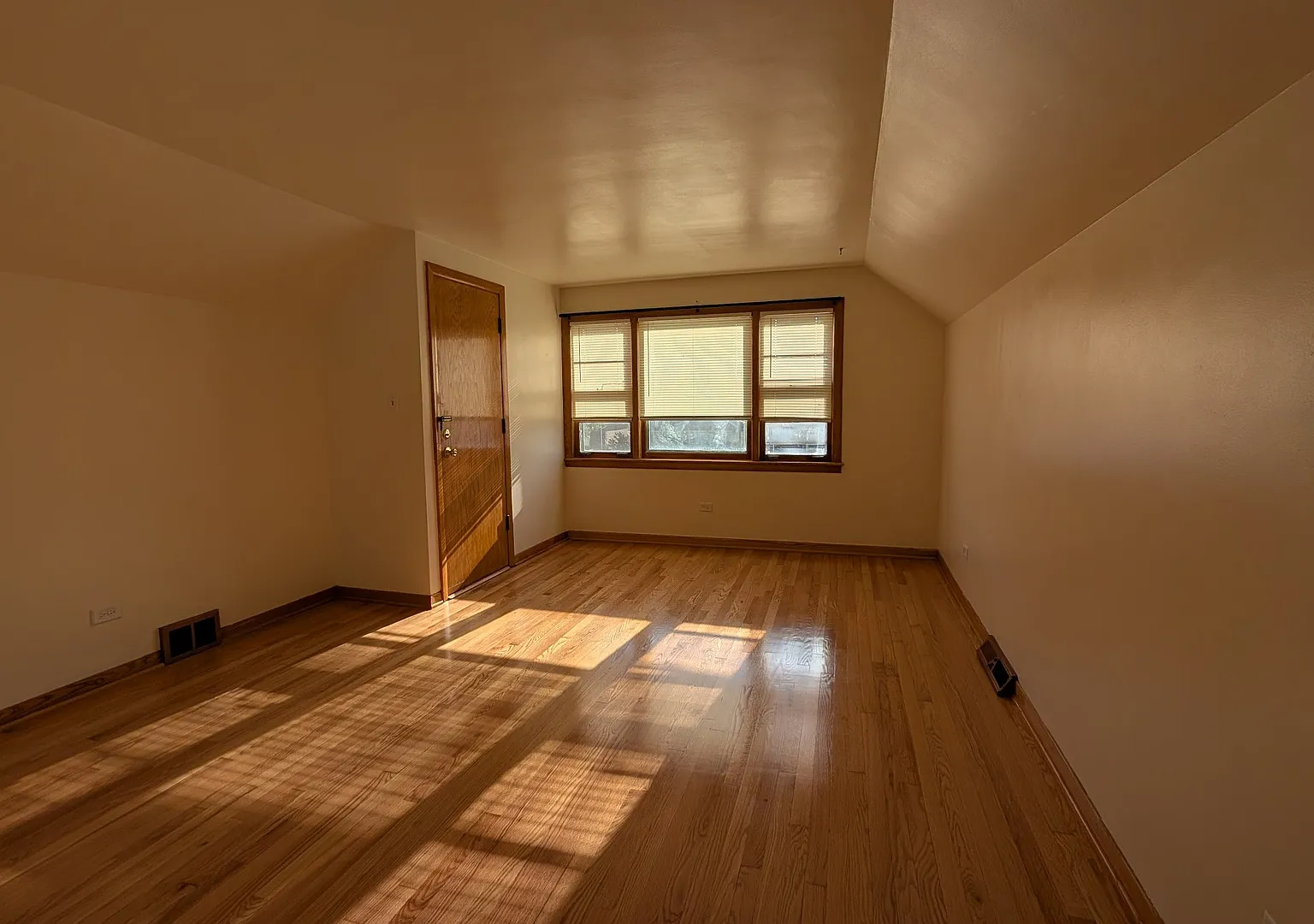2 bed, 950 sqft, $1,400 — Photo 3