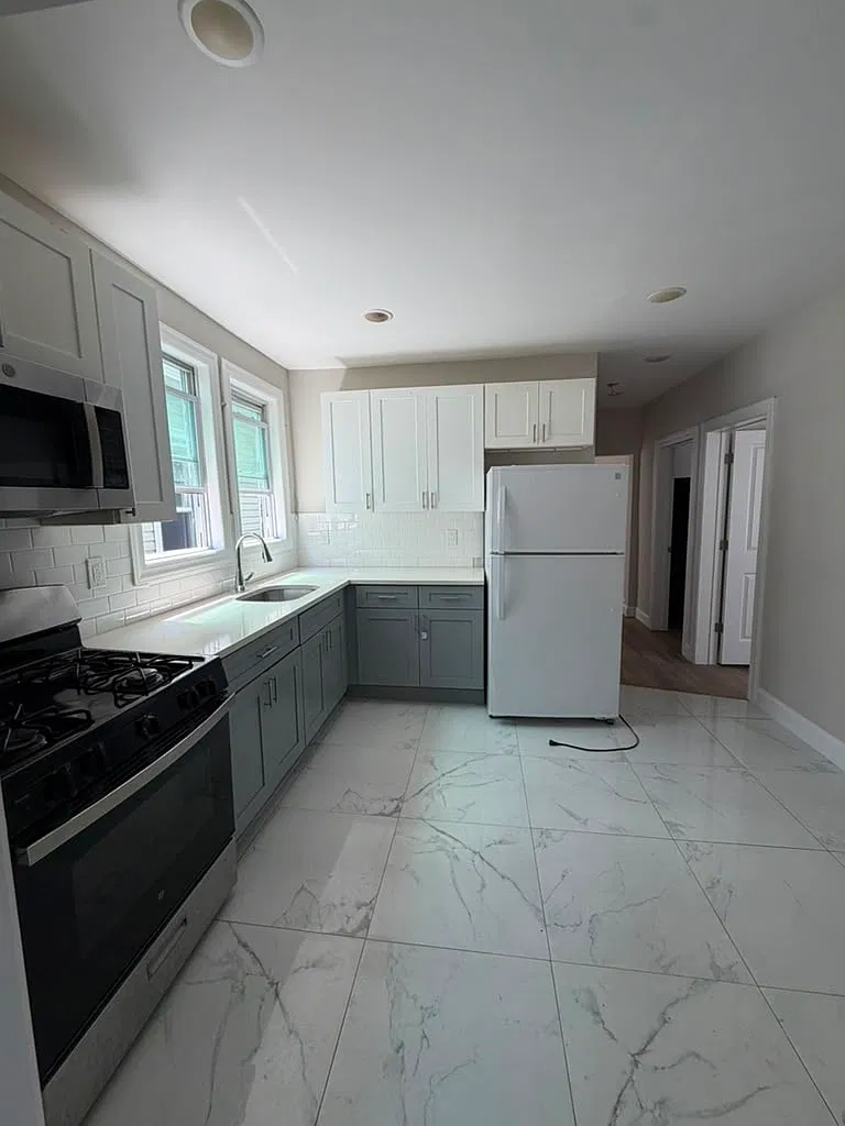 3 bed, 1000 sqft, $2,349 — Photo 1