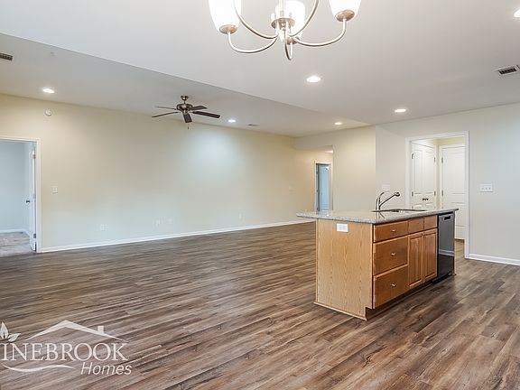 5th image of 175 Bradford Cir