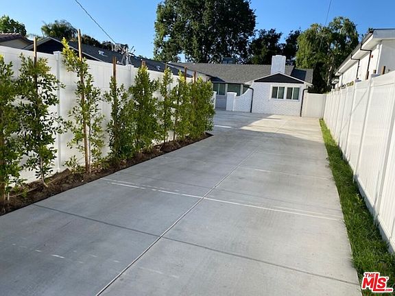 2nd image of 22937 Dolorosa St