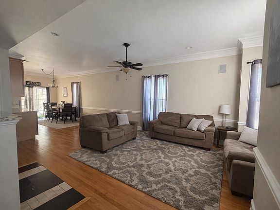 4th image of 8 Holbrook Ave