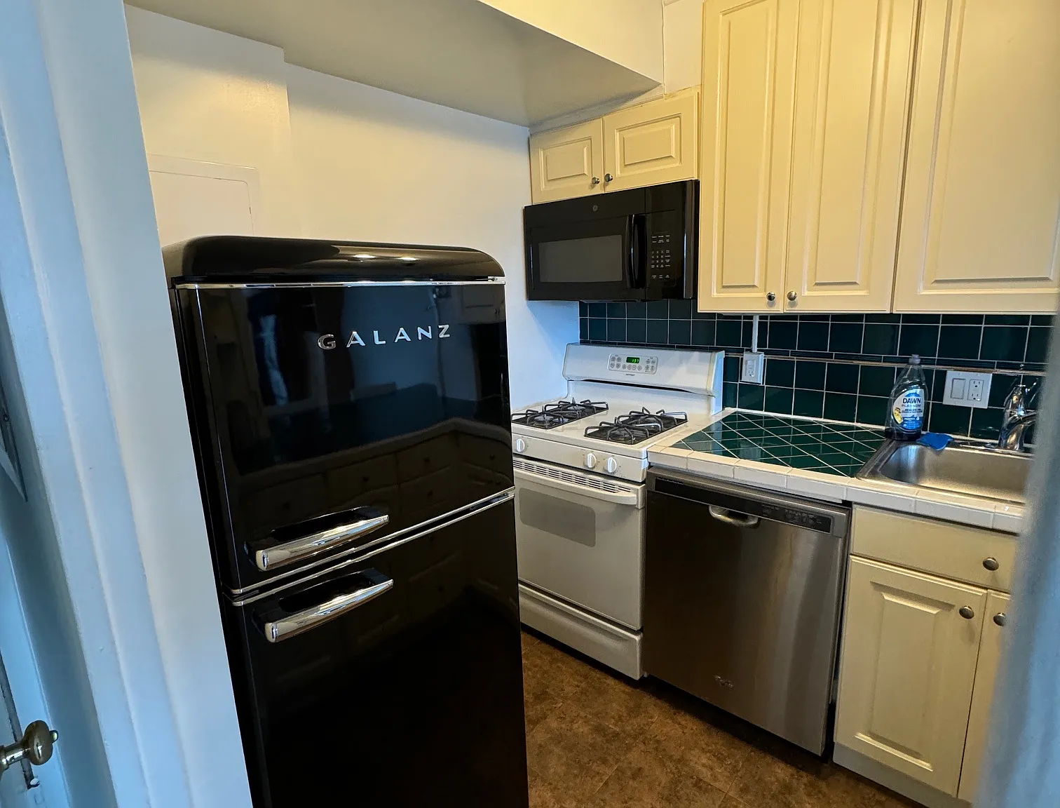 Studio, 565 sqft, $2,200 — Photo 3
