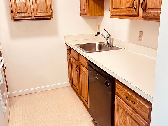 2nd image of 4975 Washington St #301