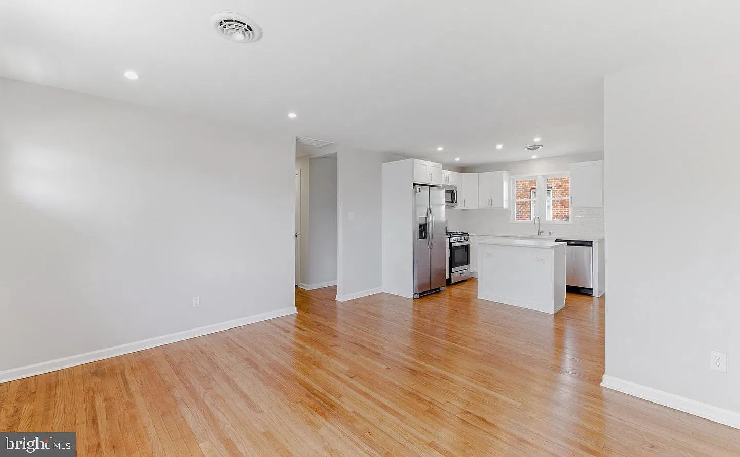 3 bed, 1.0 bath, 1820 sqft, $2,800 — Photo 3