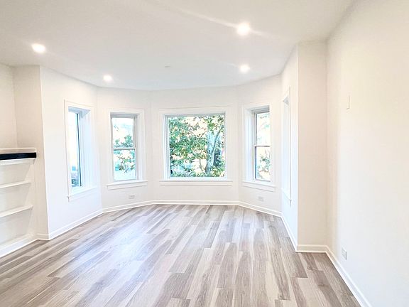 3rd image of 5618 N Artesian Ave