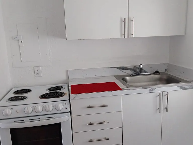 390 E 16th St #2 — Photo 3