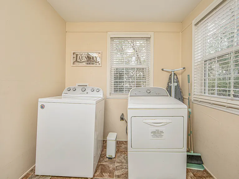 606 Poole Dr — Photo 2