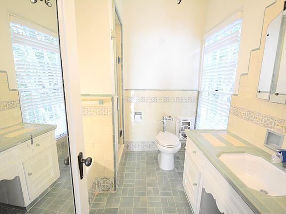 3rd image of 555 N Rossmore Ave APT 205