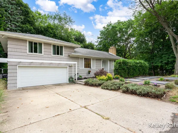 1440 Holborn Dr NW, Grand Rapids, MI 49504