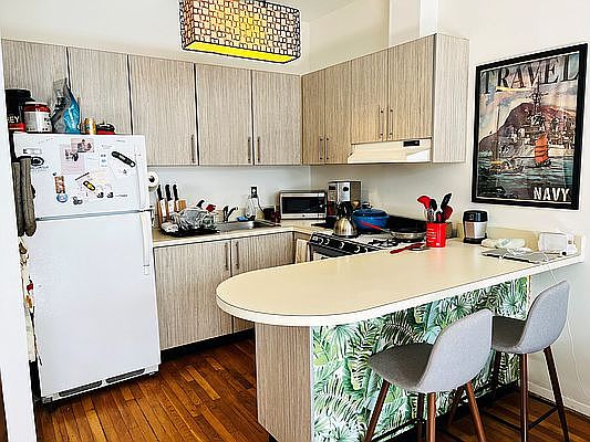 3rd image of 220 E 14th St APT 3R