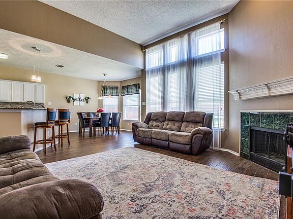 5th image of 4421 Lakeside Dr
