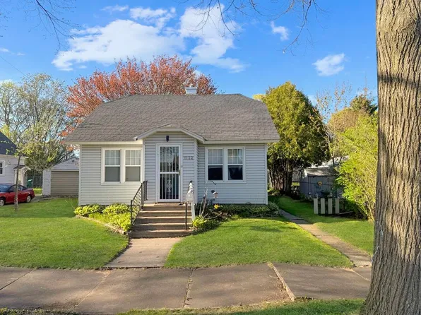 1122 W Hosmer St, Marinette, WI 54143