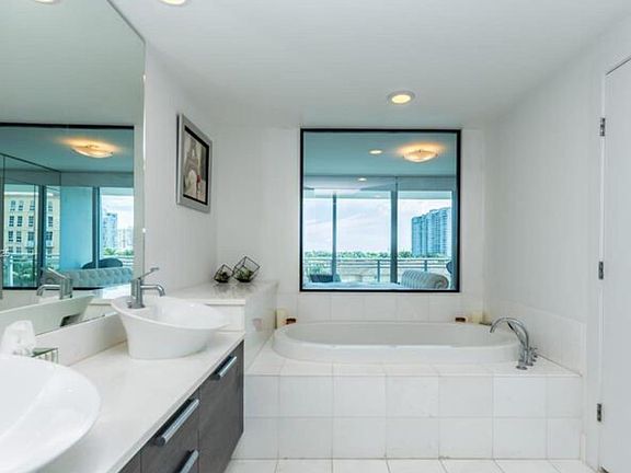 3rd image of 2950 NE 188th St APT 306