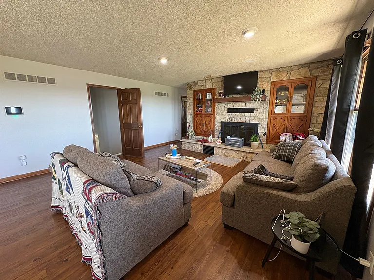 4676 N Dwight Dr — Photo 7