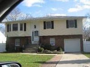 14 Sampson St, Sayville, NY 11782