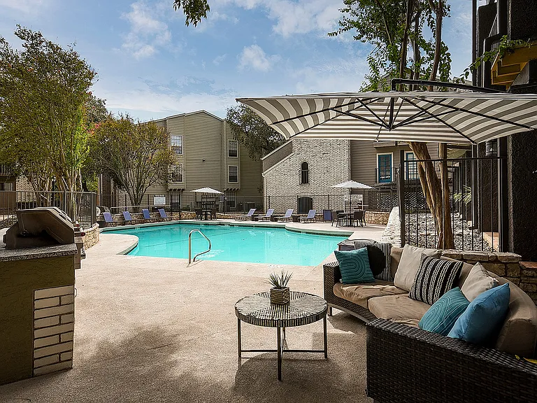Deer Oaks Apartments — Photo 9