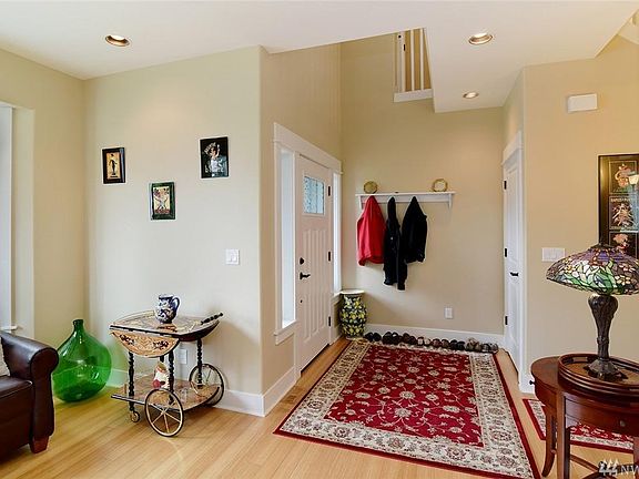 2nd image of 102 NE Peterson St