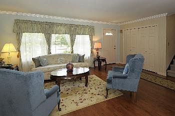 2nd image of 1124 Westbury Dr