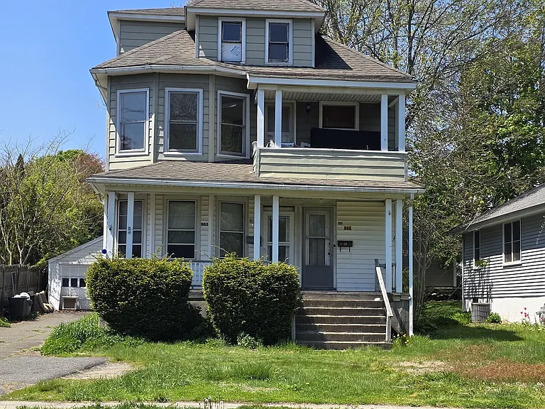 985 Huntington Rd — Photo 1