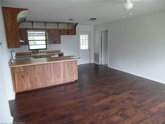 3rd image of 454 Bottlebrush Ave