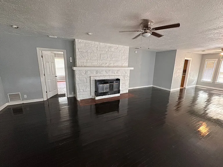 211 W Holland St — Photo 12