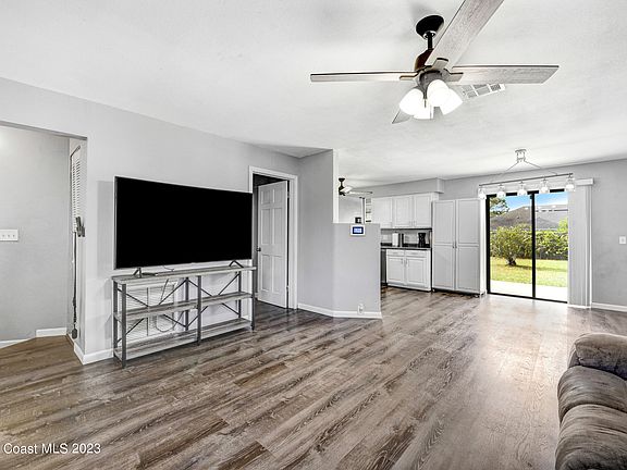4th image of 450 Coral Ave SE