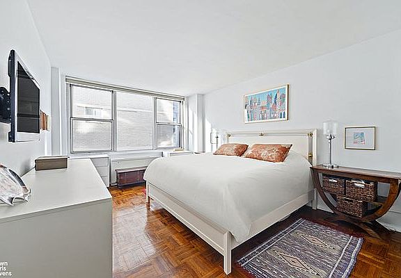 4th image of 250 E 65th St APT 10D