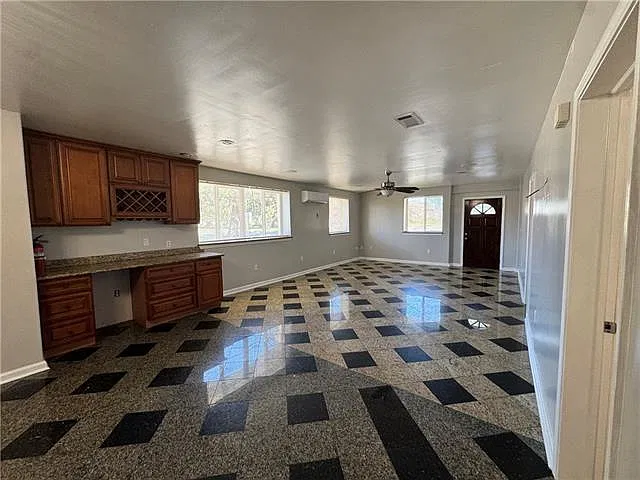 5 bed, 4.0 bath, 2482 sqft, $2,800 — Photo 3