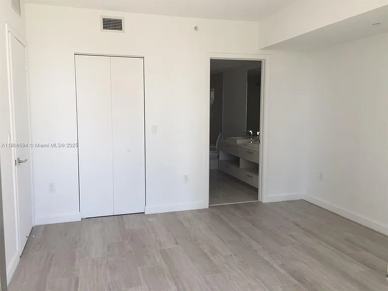 45 SW 9th St #1402 — Photo 2