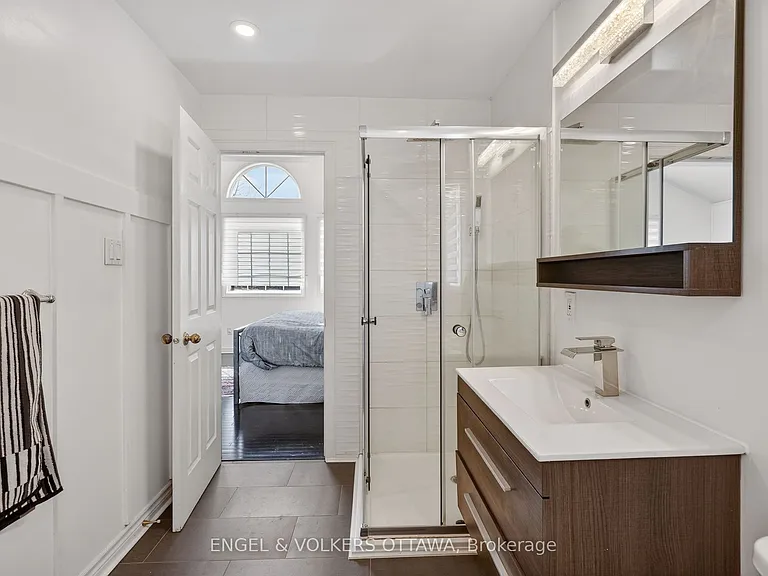 1033 Como Cres — Photo 16