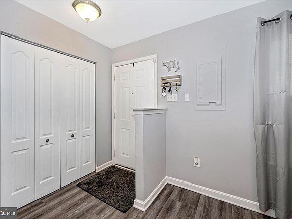 4th image of 425 Old Oak Pl