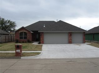 1016 SW 11th St, Moore, OK 73160