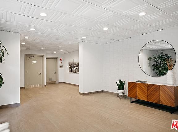 4th image of 966 Larrabee St
