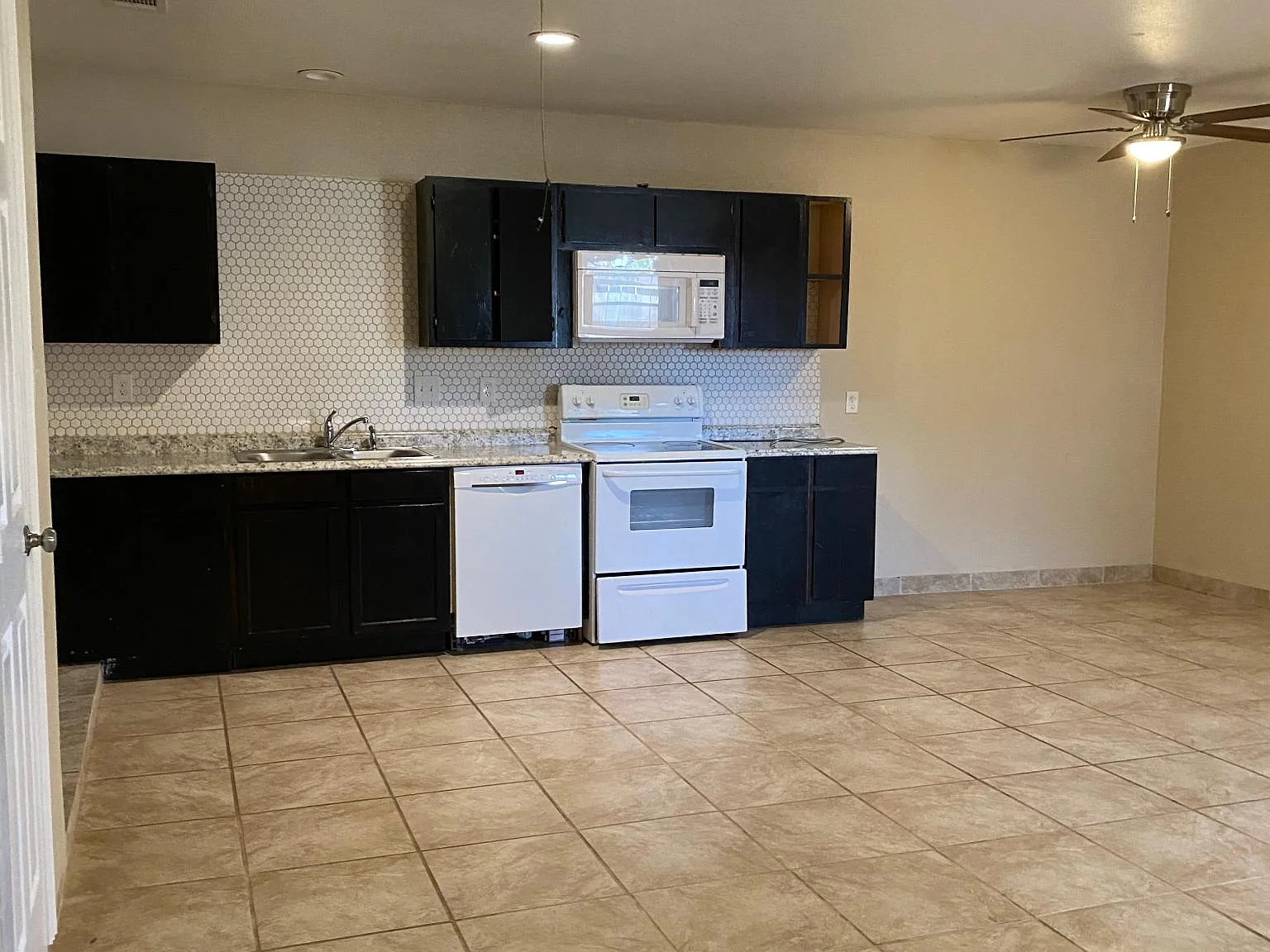 3 bed, 1250 sqft, $1,995 — Photo 2