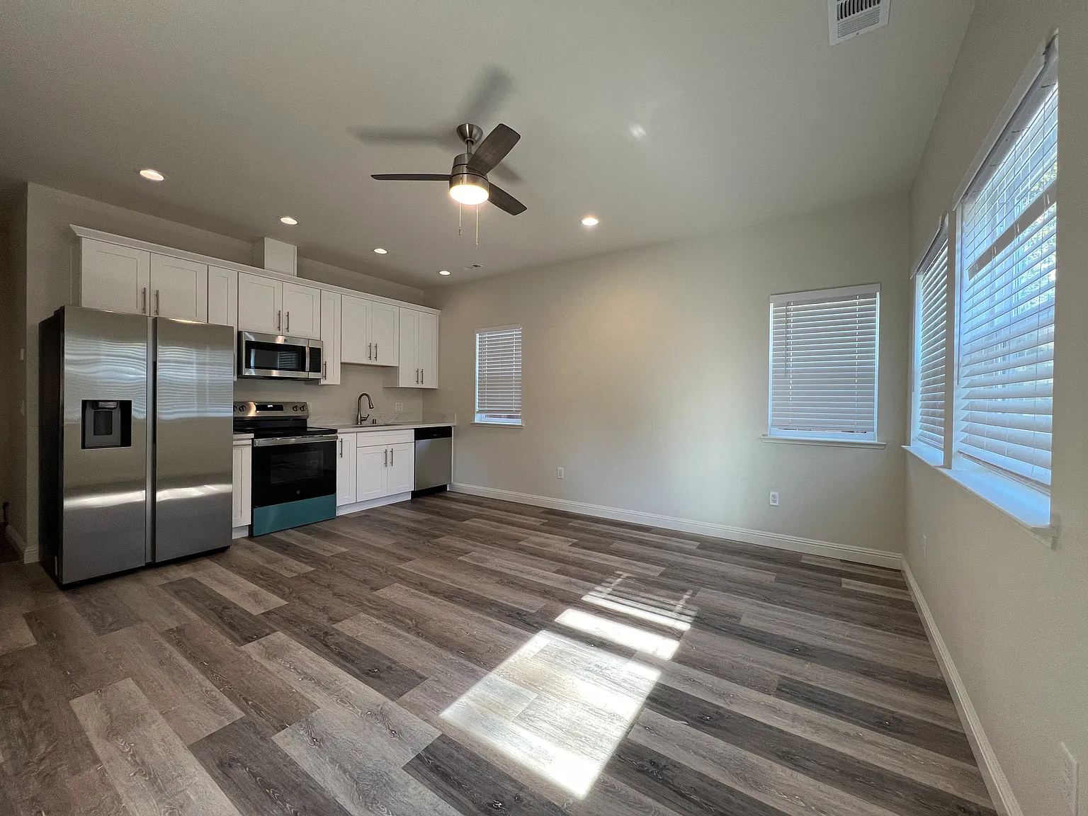 2 bed, 800 sqft, $2,500 — Photo 3