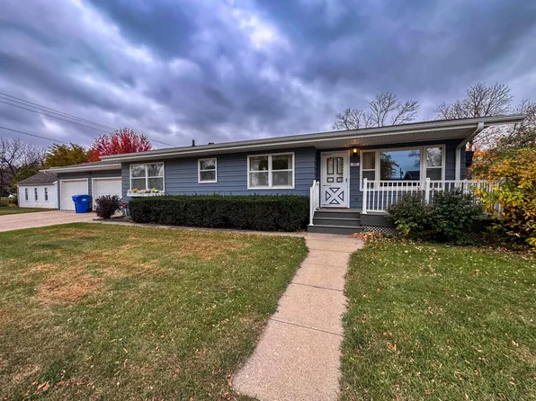 305 1st St SE, De Smet, SD 57231