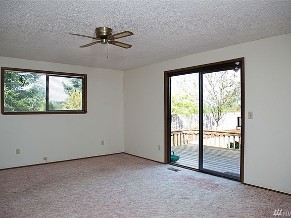 3rd image of 121 Eagle Glen Ct