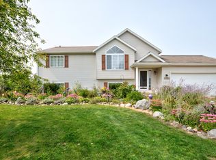 7695 Dream Isle Dr NE, Belding, MI 48809