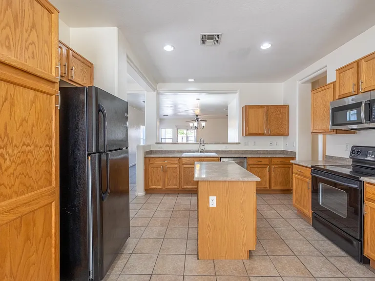 17212 W Saguaro Ln — Photo 8