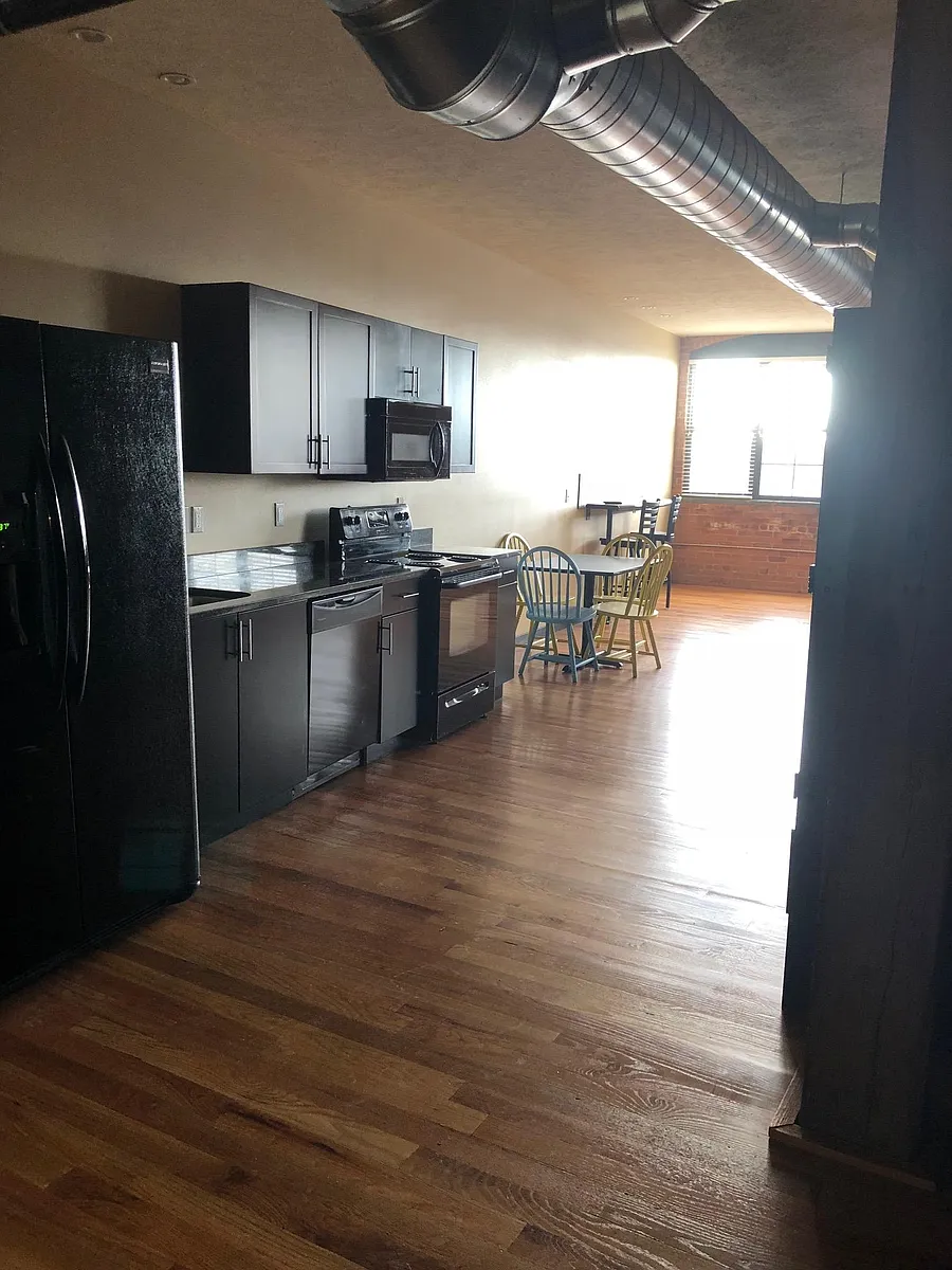 Building Photo - 317 S Elm St #422