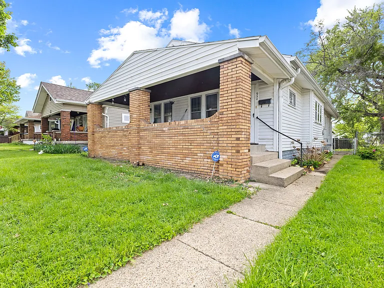 950 N Chester Ave — Photo 3