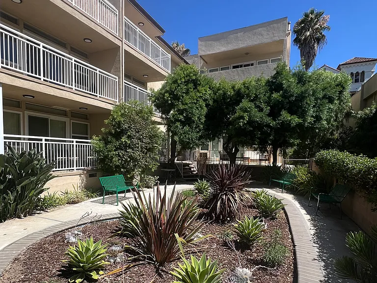 11635 Mayfield Ave #2 — Photo 16