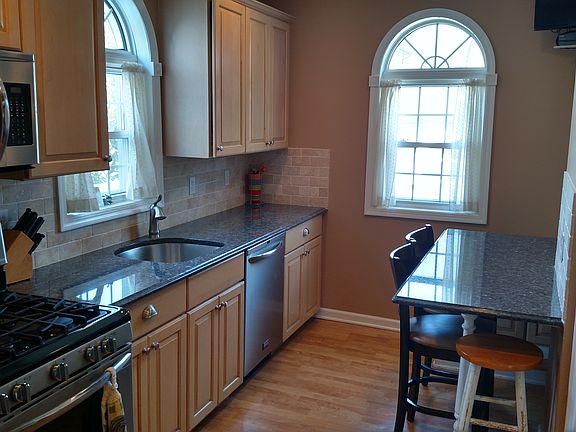 4th image of 72 Horton St