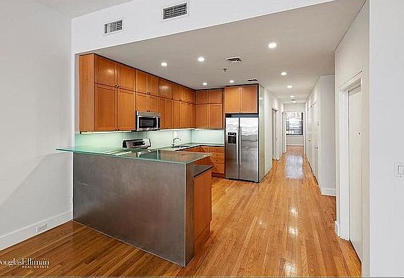 3rd image of 40 W 28th St APT 3